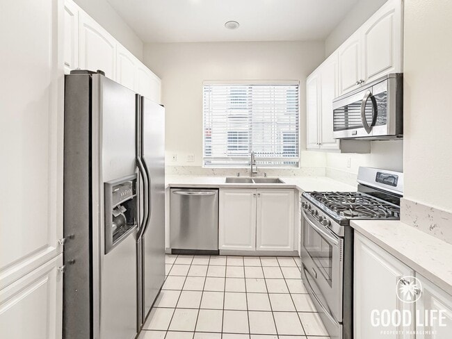 Building Photo - Bright 2Bd/2.5Ba End Unit w/Water/Sewer/Trash Included In Prestigious Tustin Community!