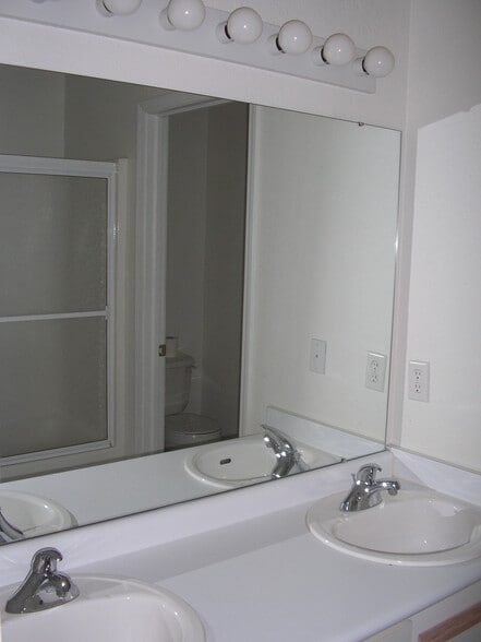 Building Photo - 2600 W Village Dr