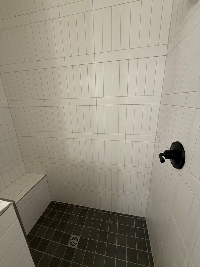 Building Photo - 3 bed 2 bath 2 car in  bungalow Heights, b...
