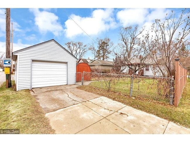 Building Photo - 3 bedroom 2 bathroom house with detached g...