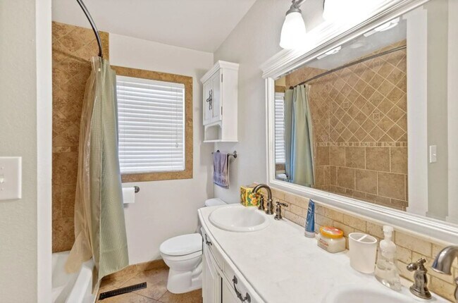 Building Photo - 3 Bedroom 2 Bath Beautiful home