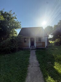 Building Photo - 4 bed 2 bath