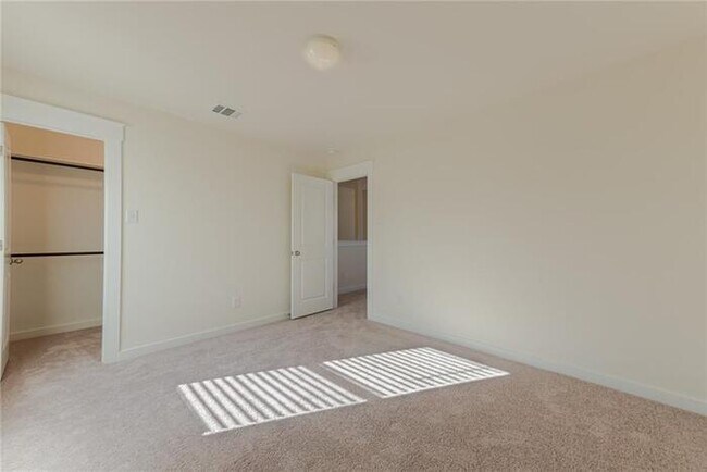 Building Photo - Beautiful townhome/condo located in Pfluge...