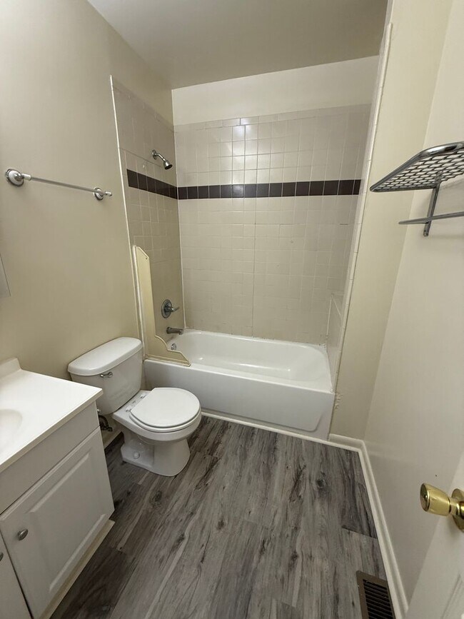 Building Photo - Charming Historic Home – Spacious 2-Bedroom Apartment in Boulevard/Normaltown