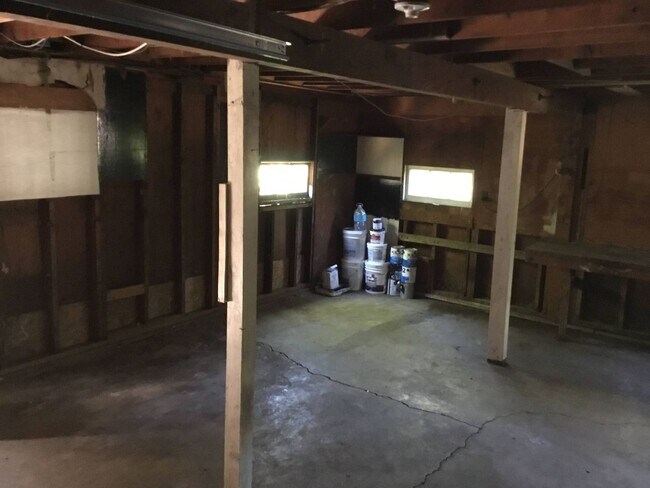 Building Photo - 5 Bedroom House in Southeast Eugene