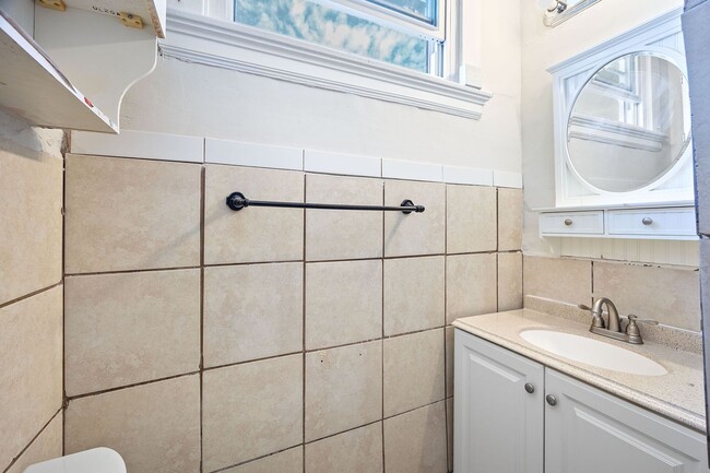 Building Photo - Evanston- Charming 3 bedroom 1 Bath