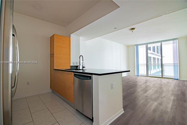 Building Photo - 950 Brickell Bay Dr