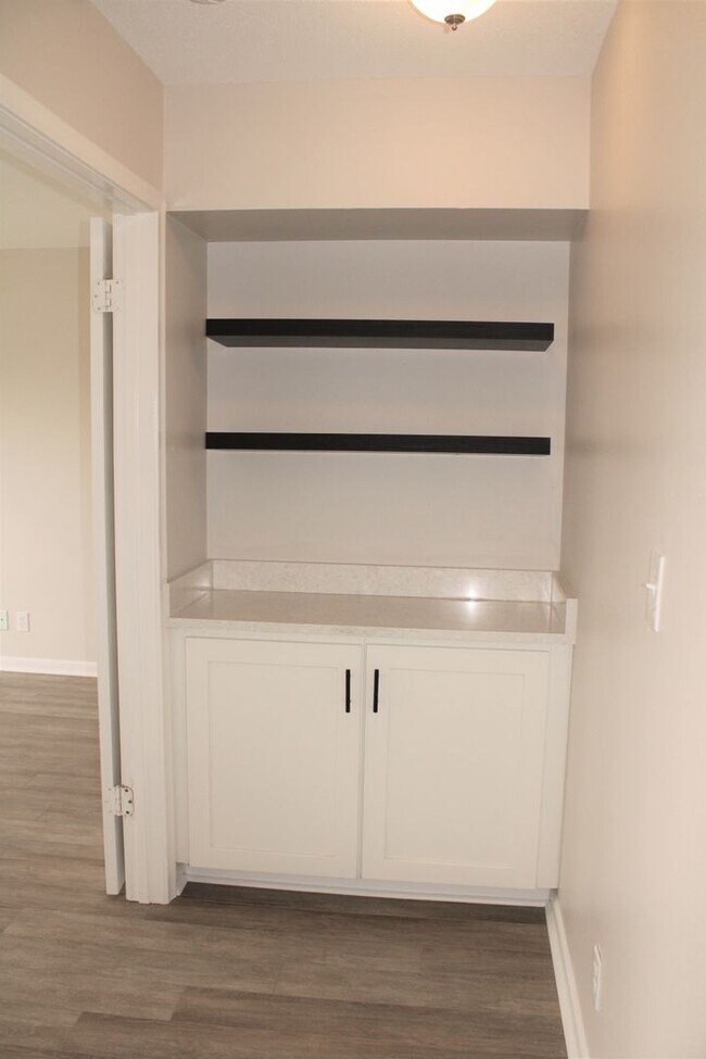 Building Photo - Unfurnished Annual Updated Ground Level 2/2 split plan Condo-Vista Verde East (Isla Del Sol)