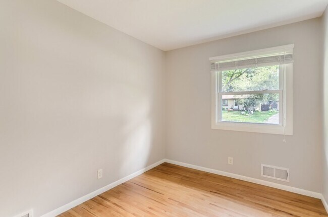 Building Photo - 3399 Emerald Dr