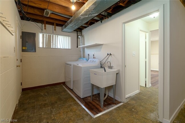 Building Photo - 8671 Ashwood Dr