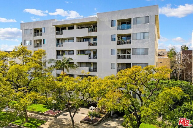 Building Photo - 321 N Oakhurst Dr