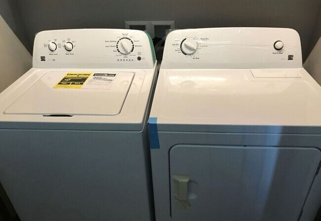 Building Photo - End Unit 3 Bedroom 2 Bathroom Condo