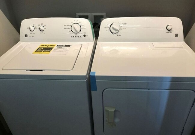 Building Photo - End Unit 3 Bedroom 2.5 Bathroom Condo