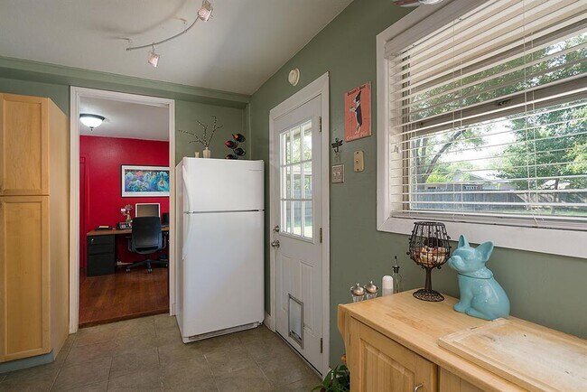 Building Photo - 2603 Albata Ave