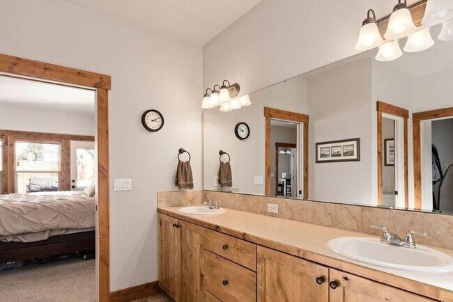 Building Photo - Beautiful 4 bedroom/3 full bath with Large...
