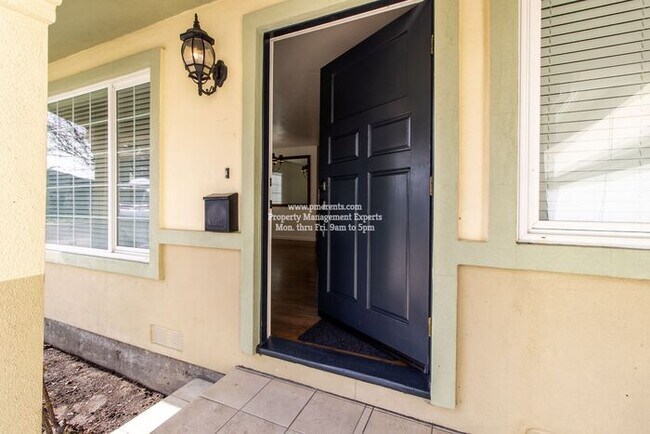 Building Photo - 2745 Princeton Ave