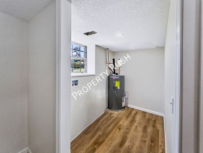 Building Photo - 702 Fricks Ln