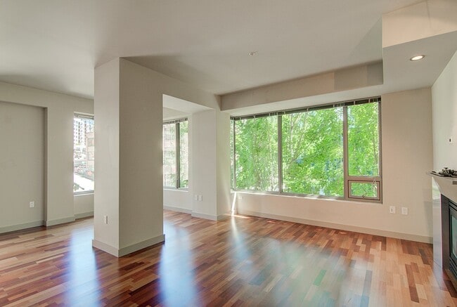 Building Photo - Great 2bd 2ba condo in Downtown/South Lake...