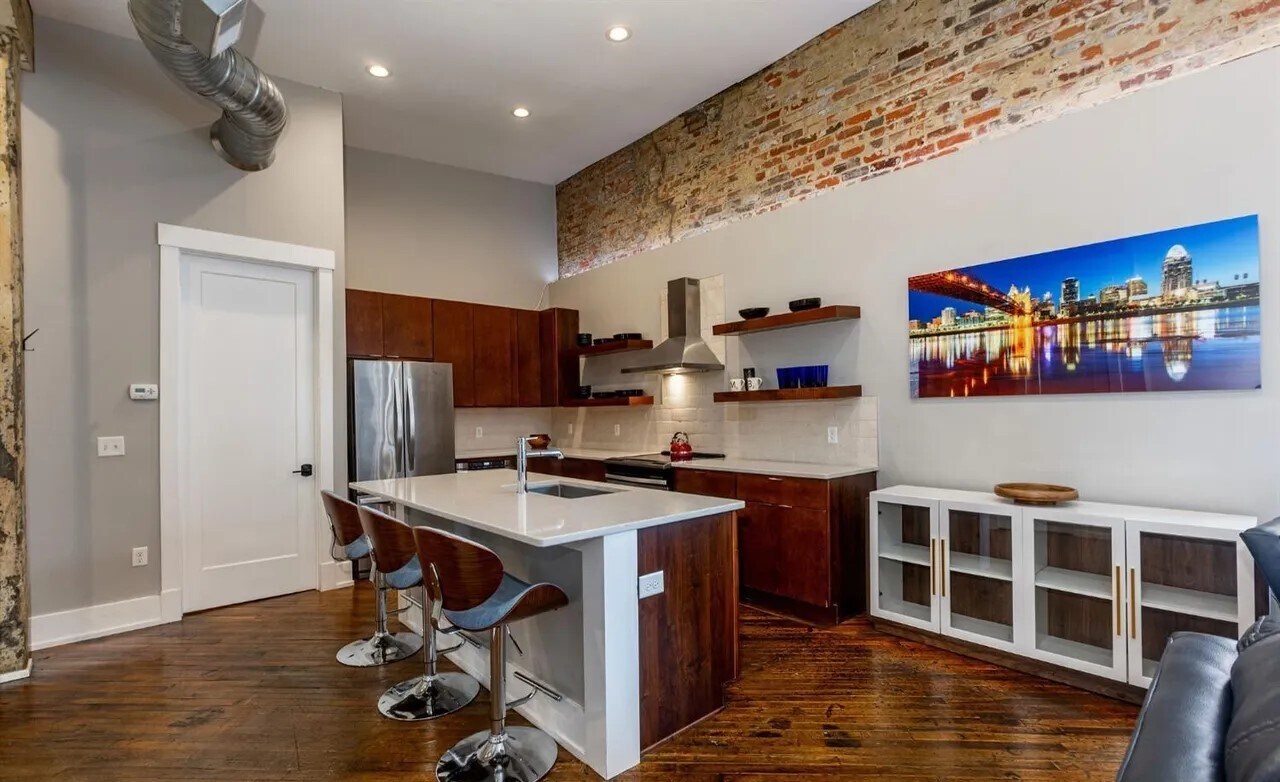 Building Photo - 808 Elm St