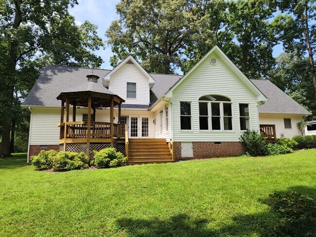 Building Photo - Luxury 3000+ Square Foot Home in Five Lake...