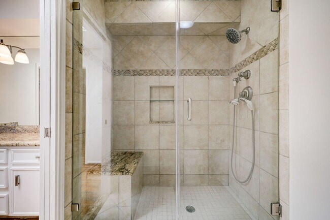 Building Photo - Large Townhome in River Oaks