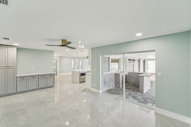 Building Photo - 3701 SE 17th Pl