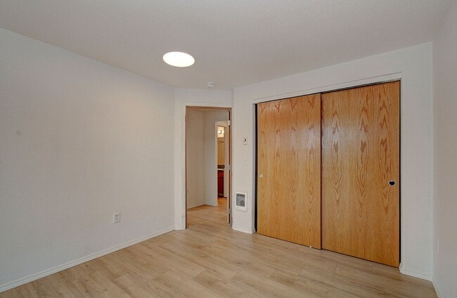 Building Photo - Spacious 3bd 2.5ba Unit in 4Plex - Avail. Now!