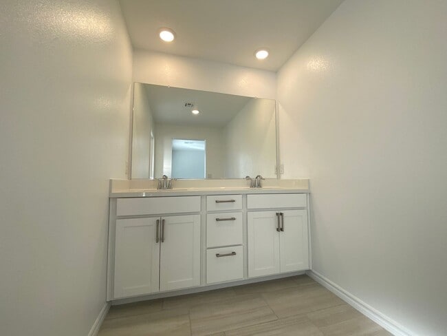 Building Photo - Fabulous 4 bedroom  Townhouse
