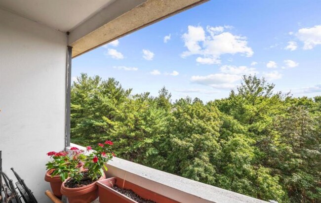 Building Photo - Bright And Spacious 2 Bed 2 Bath Condi With Balcony In Vibrant Highpointe