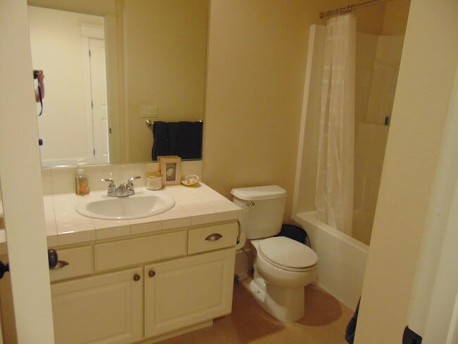 Building Photo - Cedar Mills area - 3+ Townhome nearly 2k sq ft - available now !