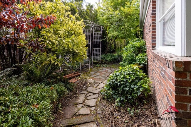 Building Photo - 1811 SE Salmon St