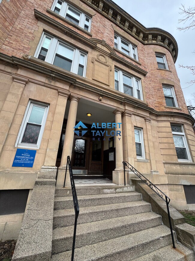 Building Photo - 1824 Beacon St