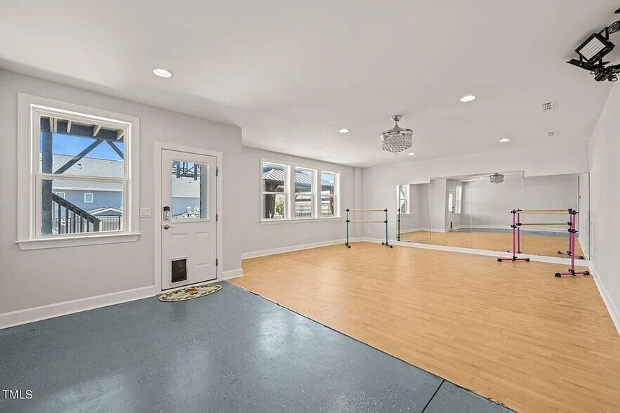 Building Photo - 6633 Penfield St