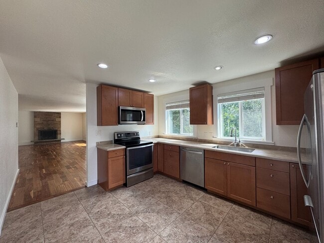 Building Photo - 2-Bedroom, 1-Bath Home with Spacious Layou...