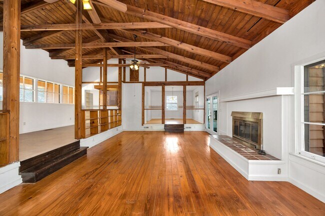 Building Photo - Spacious & Charming in Scottsboro!