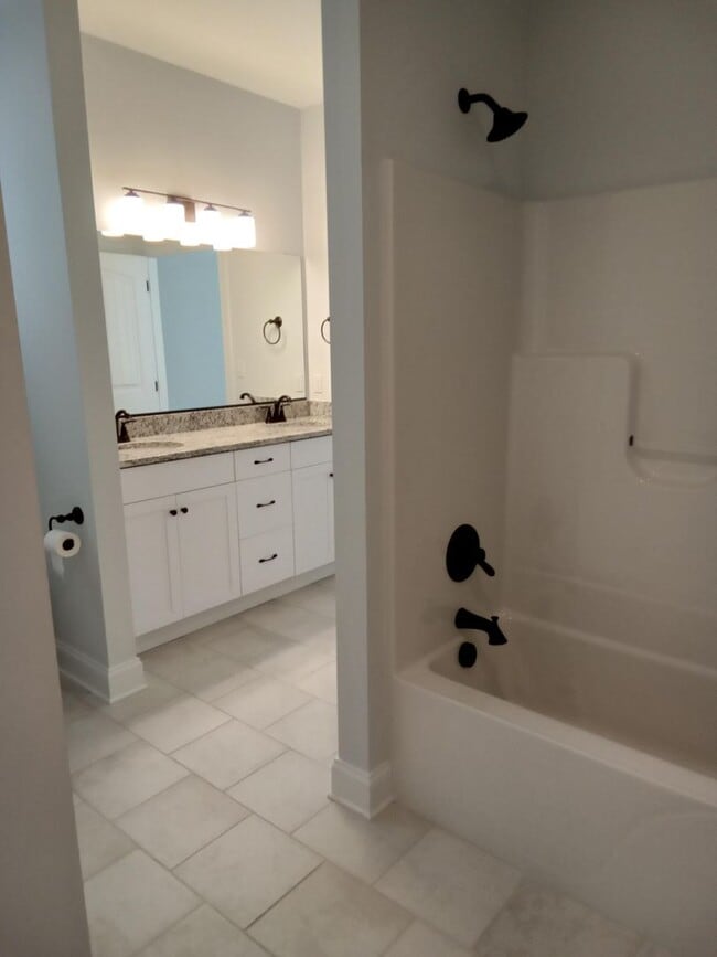 Building Photo - Patio Townhome Located 1 Block from Bedfor...