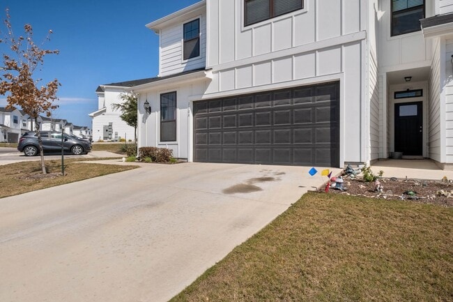 Building Photo - Beautiful 4 Bedroom, 2.5 Bath, Townhouse L...