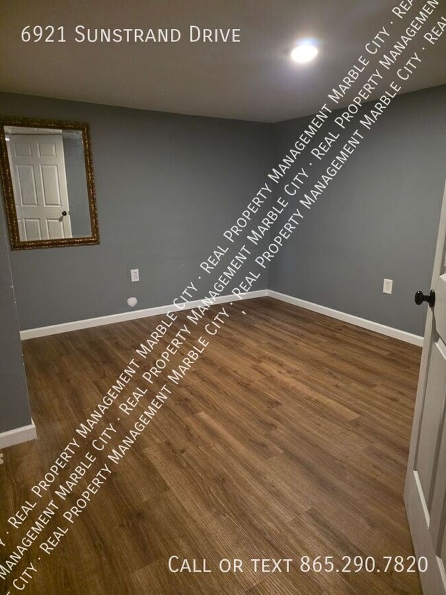 Building Photo - 6921 Sunstrand Dr