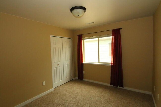 Building Photo - 935 Forest Glen Dr