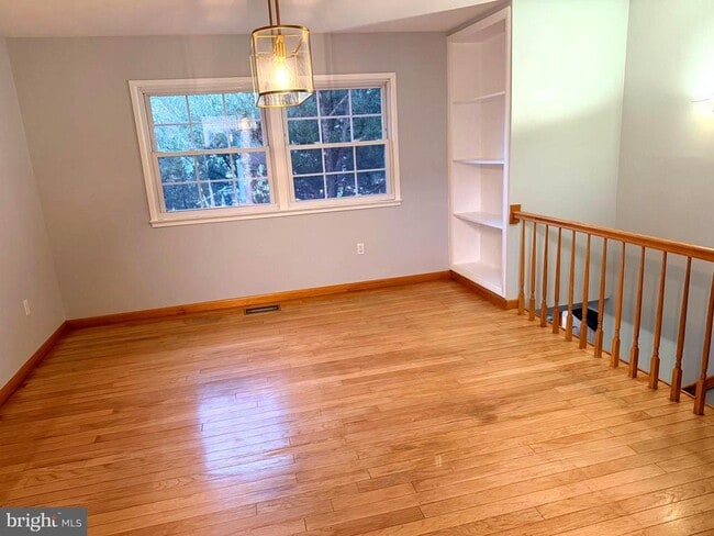 Building Photo - 5052 Lakeland Ct