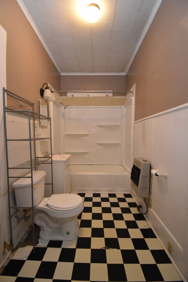 Building Photo - Centrally Located 2 Bed Close to Tech!