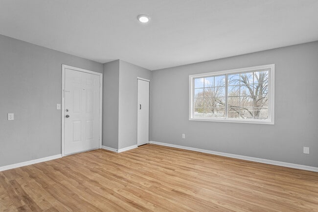 Building Photo - 1505 W 25th Ct