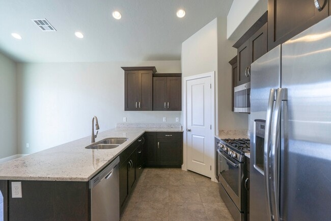 Building Photo - 3 Bedroom Townhome in Hidden Valley with C...