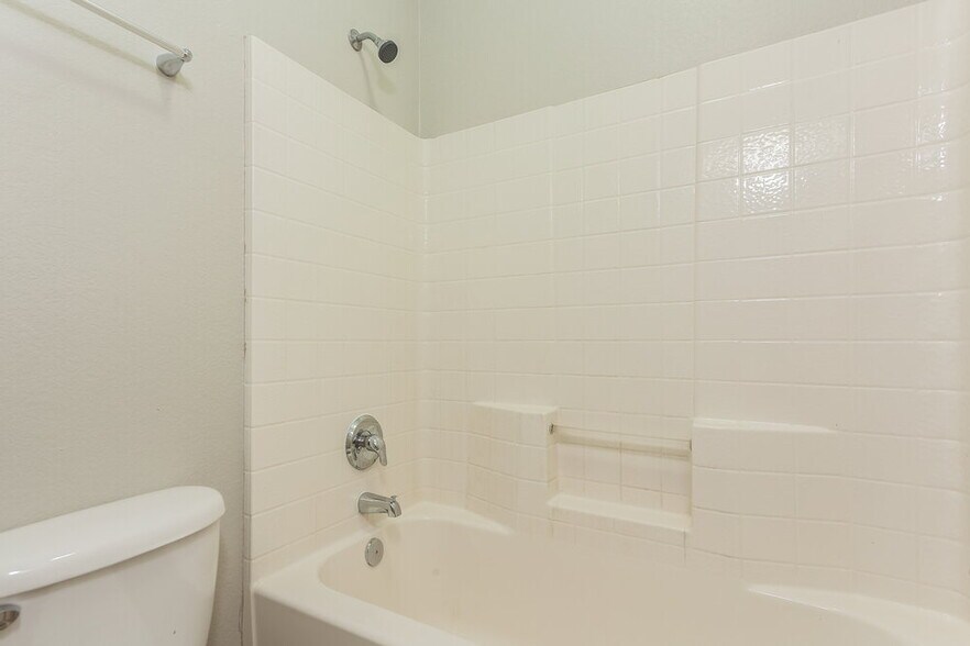 Building Photo - 609 Cove Ct