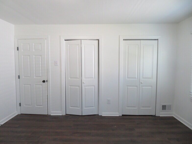 Building Photo - 7895 Pavilion Dr