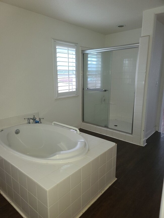 Building Photo - Beautiful Tri-Level Home in Hercules