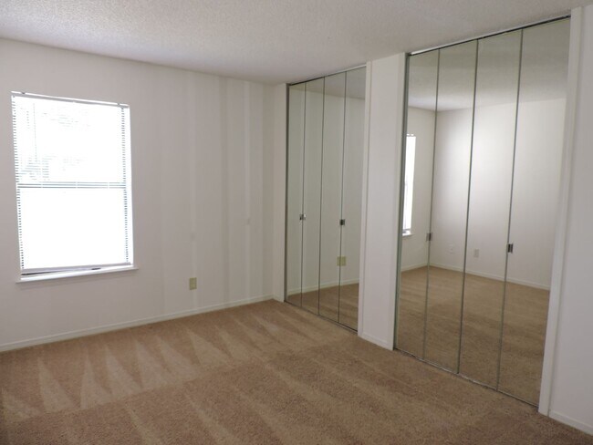 Building Photo - Convenient to schools, beaches, & shopping