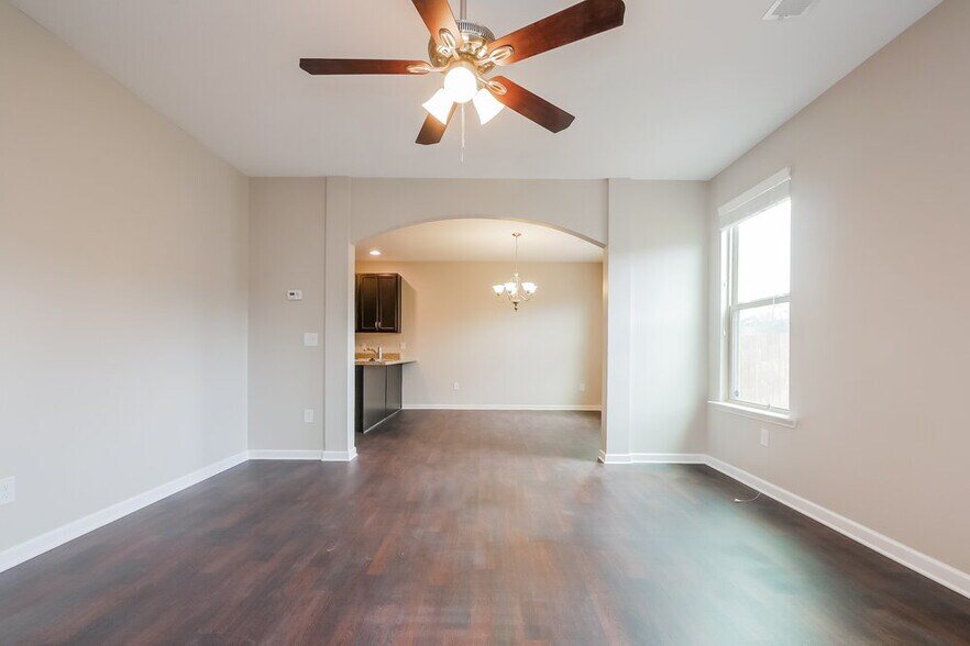 Building Photo - 255 Magnaview Dr