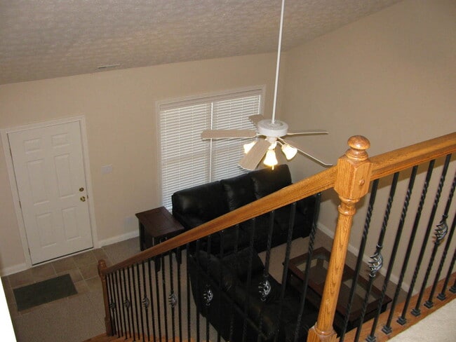 Building Photo - Like new home in Oldham County