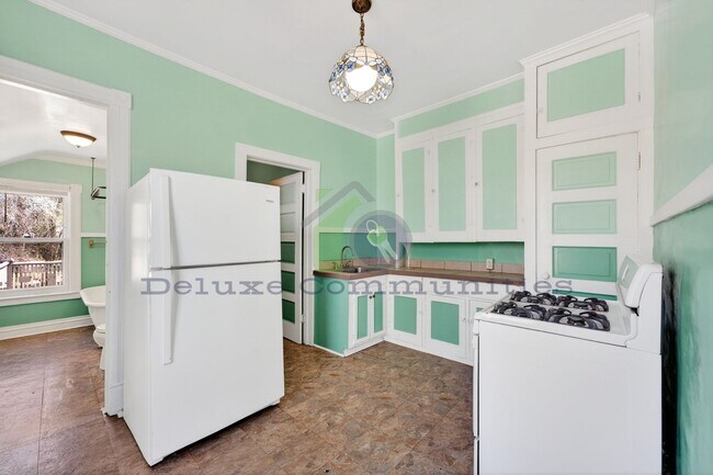 Building Photo - 410 Eastern Ave SE